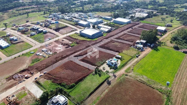 Vista aérea de um terreno em Lajeado, Brasil, com áreas de terraplenagem e vegetação.