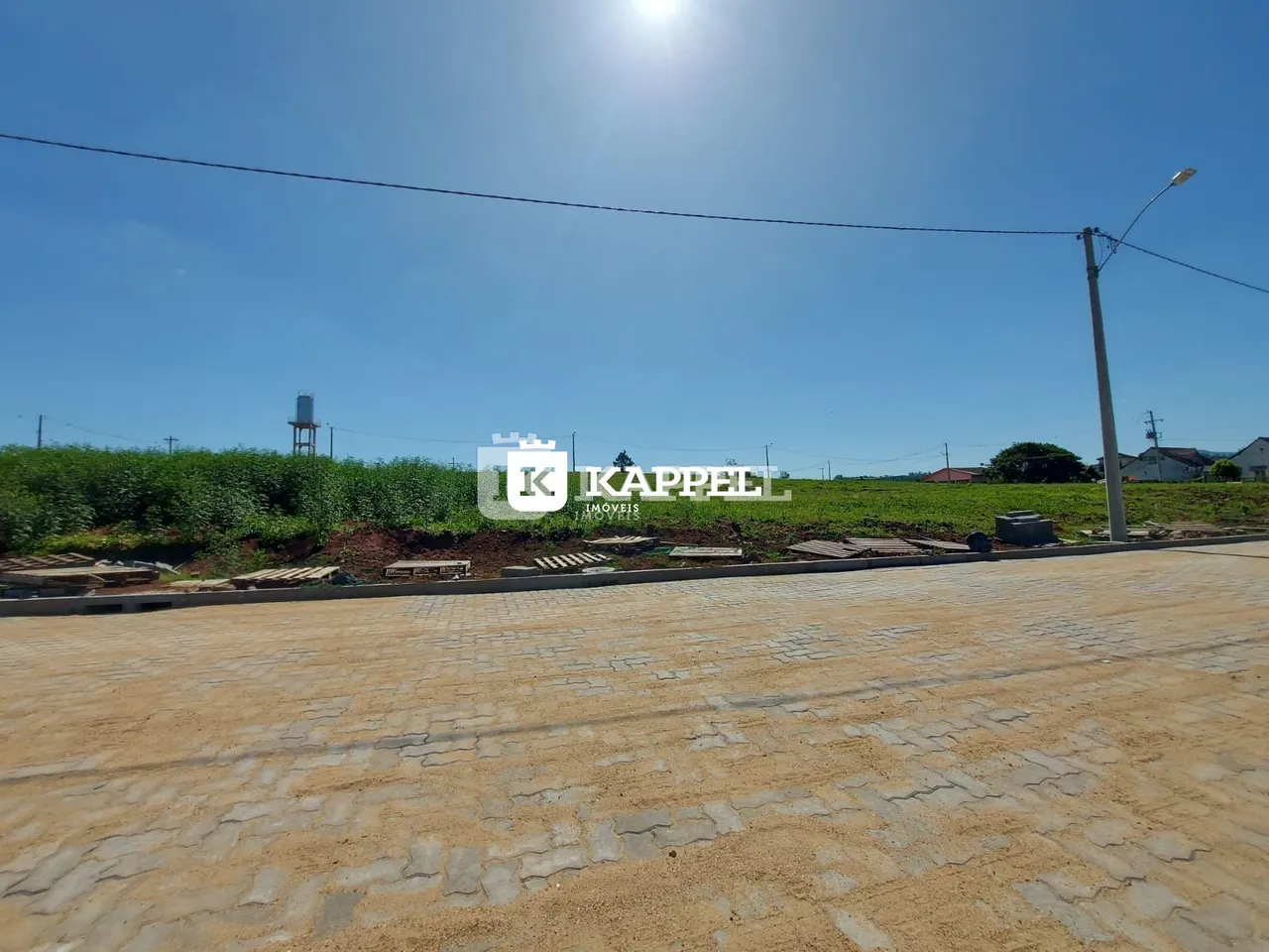 Vista externa de uma rua pavimentada em Lajeado, Brasil.