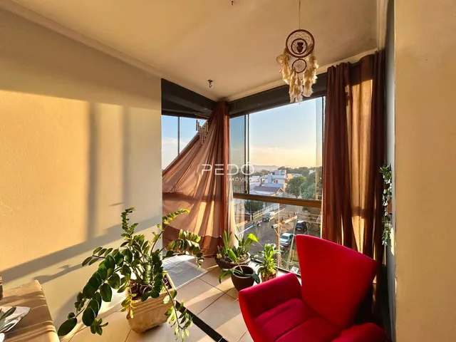 Sala de estar com grandes janelas que dão vista para o exterior.