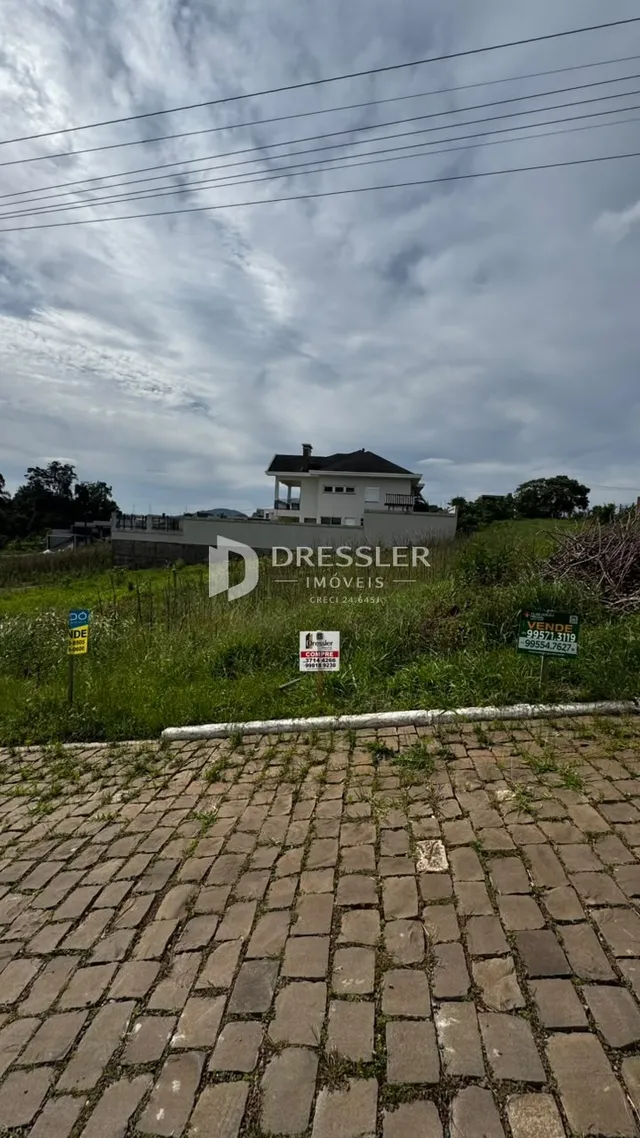 Vista da fachada de uma residência em Lajeado, Brasil, com vegetação ao redor.