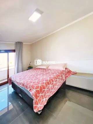 Um quarto com cama e janela é mostrado na propriedade.