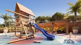 Uma área externa com playground de madeira e estruturas de lazer.