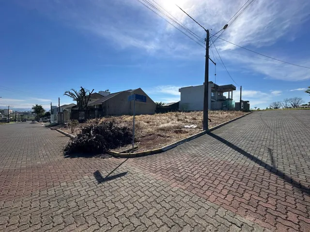 Foto da fachada de uma residência em Lajeado, Brasil, com área externa seca.