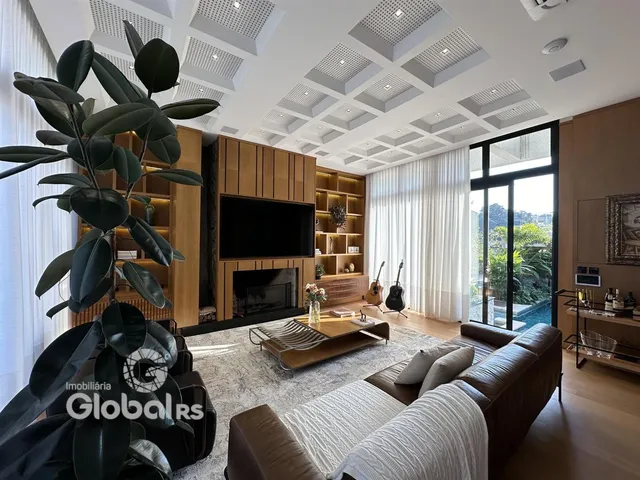 Sala de estar moderna com painéis de madeira e lareira.
