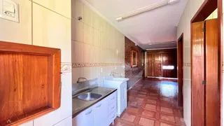 Banheiro com bancada de pia e piso de ladrilho na área interna da residência.
