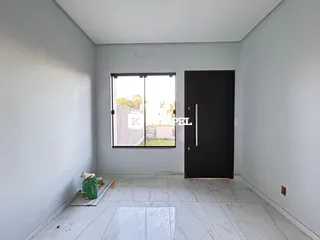 Foto de um cômodo com paredes brancas, piso claro e uma janela.