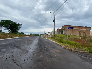Vista da rua e de uma edificação em Lajeado, Brasil.