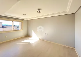 Sala de estar com piso de madeira clara e grande janela.