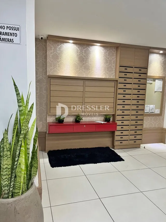 Ambiente interno com painéis de madeira e móveis em uma sala.