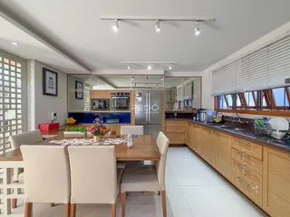 Sala de jantar e cozinha em um apartamento moderno no Brasil.