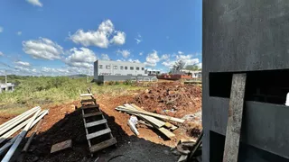 Paisagem de terra e madeira em uma área externa.