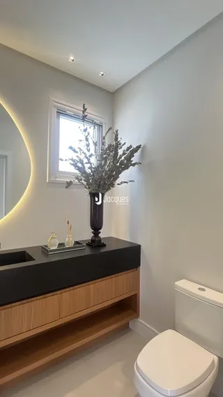 Ambiente interno com parede e móvel na sala.