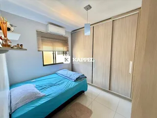 Foto de um quarto com cama azul e armários embutidos.