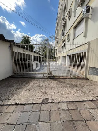 Vista da fachada de um imóvel com portão de metal em Lajeado, Brasil.