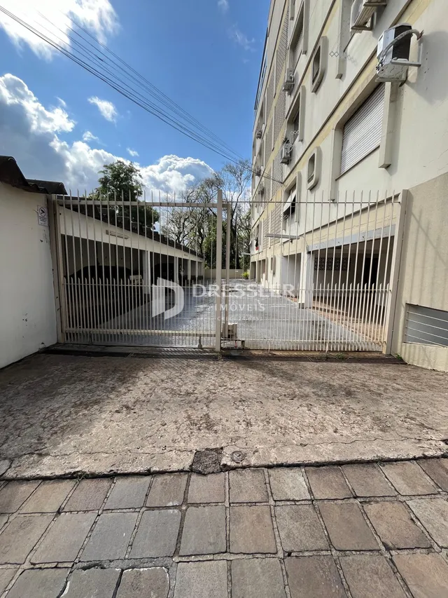 Vista da fachada de um imóvel com portão de metal em Lajeado, Brasil.