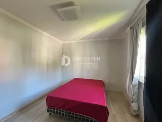 Quarto com cama e janela em um imóvel no Brasil.