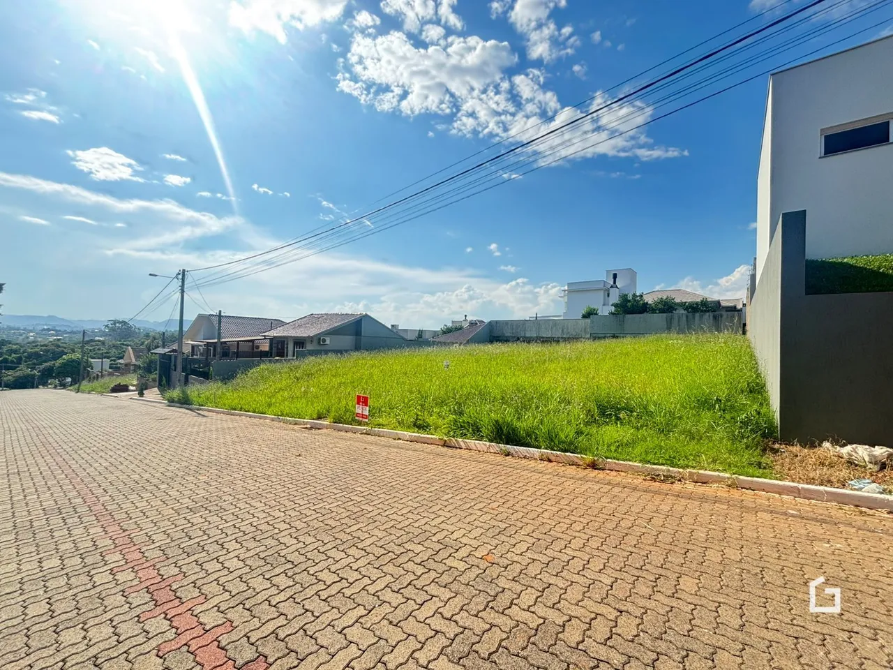 Vista externa de uma propriedade com gramado e rua em Lajeado, Brasil.