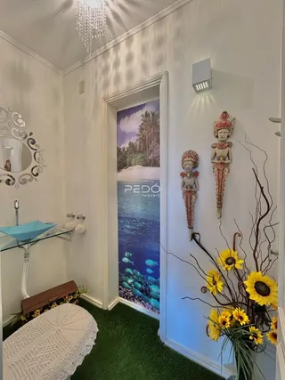 Interior de um cômodo com decoração branca e detalhes decorativos.