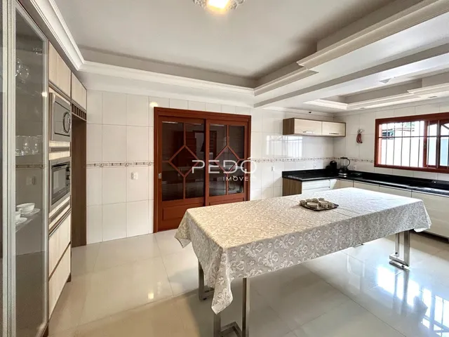 Interior de uma sala de jantar com cozinha moderna em um imóvel no Brasil.