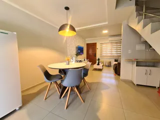 Ambiente interno de sala de jantar com mesa redonda e cadeiras em Lajeado.