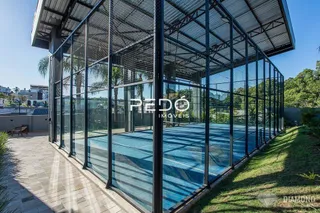 Vista da fachada de uma propriedade com estrutura de vidro e metal.