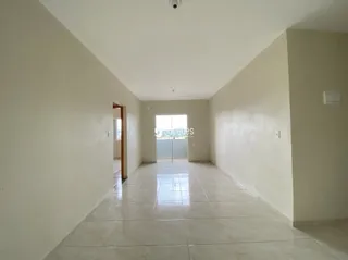 Hall de entrada longo com piso de cerâmica claro.