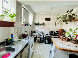 Cozinha com piso de cerâmica e paredes brancas em um imóvel no Brasil.