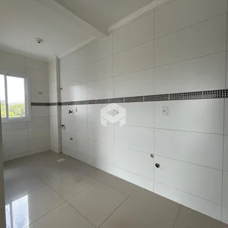 Hall de casa com paredes brancas e piso claro.