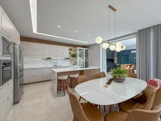 Sala de jantar moderna com mesa de jantar e cozinha em um apartamento.