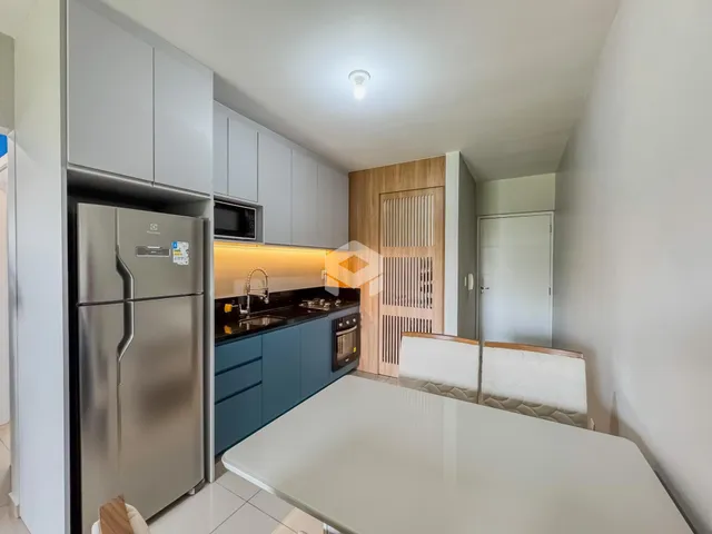 Foto de uma cozinha moderna com armários e eletrodomésticos em Lajeado.