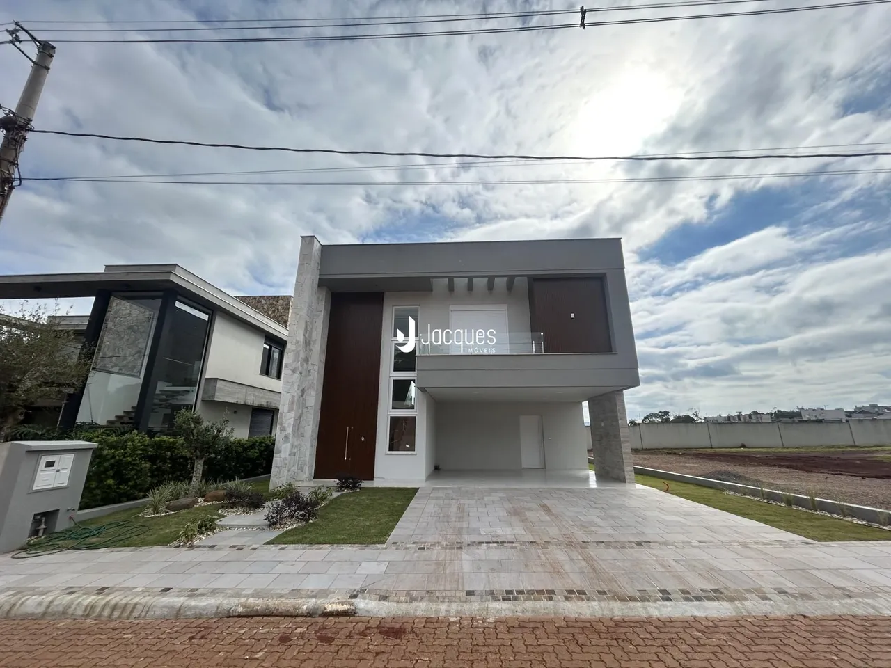 Fachada de uma residência moderna em Lajeado, Brasil.