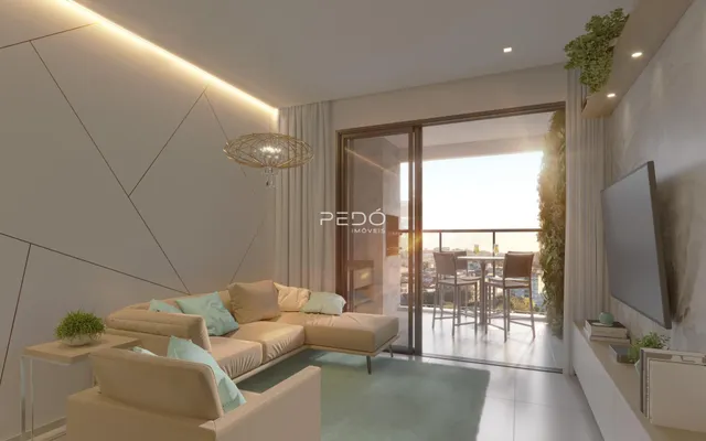 Sala de estar moderna com grandes janelas e vista para o exterior.