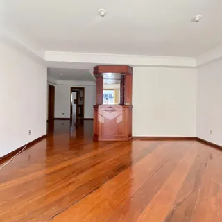 Hallway com piso de madeira polida.