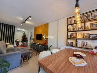 Sala de estar e jantar de um imóvel em Lajeado, Brasil.