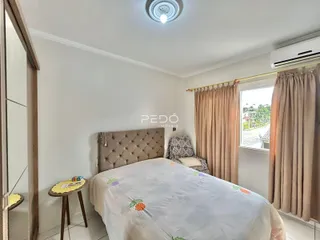 Quarto interno com cama e janela em um imóvel no Brasil.