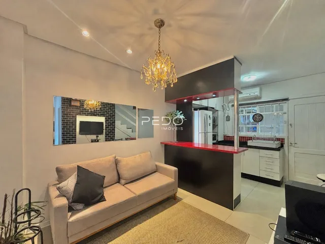 Sala de estar moderna com sofá e decoração em um apartamento no Brasil.