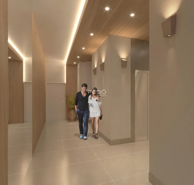 Corredor interno de uma residência moderna com piso claro e iluminação embutida.