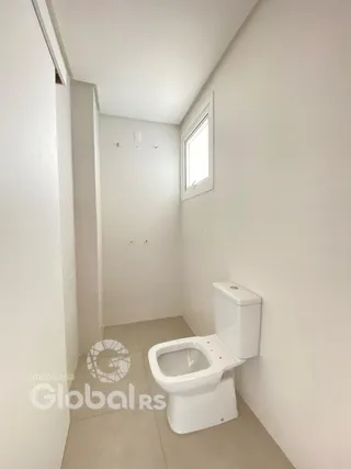 A foto mostra o interior de um banheiro.