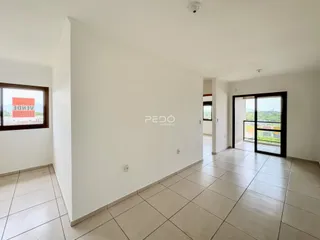 Interior de um corredor com piso de cerâmica e paredes brancas.