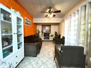 Sala de estar com paredes laranjas e piso de cerâmica em Lajeado, Brasil.