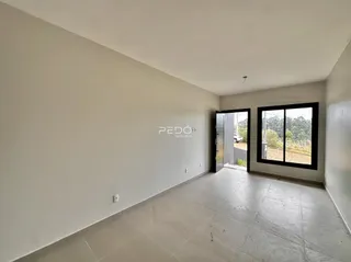 Ambiente interno com paredes brancas e piso de cerâmica.