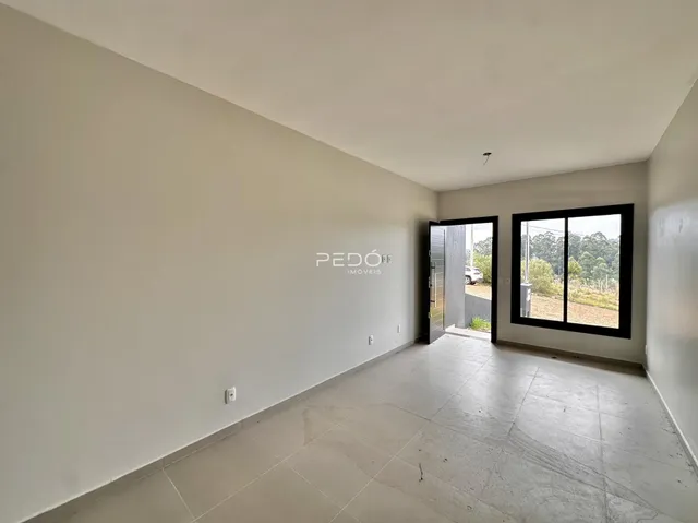Ambiente interno com paredes brancas e piso de cerâmica.