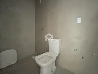 A foto mostra o interior de um banheiro.