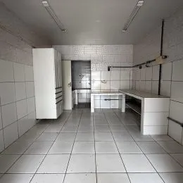 Hall de entrada com piso de cerâmica branca e teto de gesso.