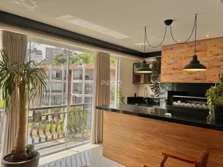 Sala de estar com vista para a varanda e paisagem externa.