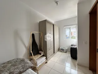 Foto de um quarto com armário e cama em um imóvel.