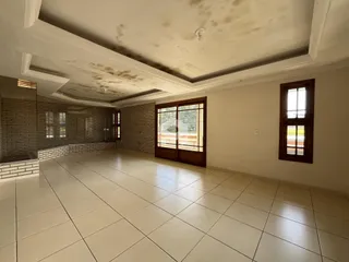 Sala de estar com piso de cerâmica e teto texturizado.