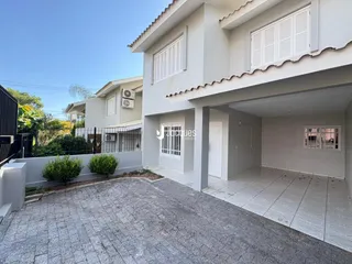 Fachada de uma casa em Lajeado, Brasil, com área externa pavimentada.