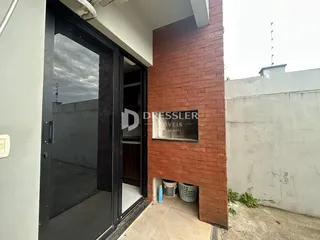 Vista da fachada de um imóvel em Lajeado, Brasil, com parede de tijolos aparentes.