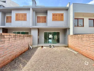 Fachada de uma casa em Lajeado, Brasil, com muro de tijolos à frente.